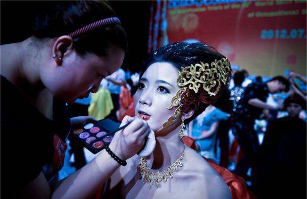 比赛选手正在给模特化(huà)妆 比赛选手正在给模特(tè)化(huà)妆(zhuāng)